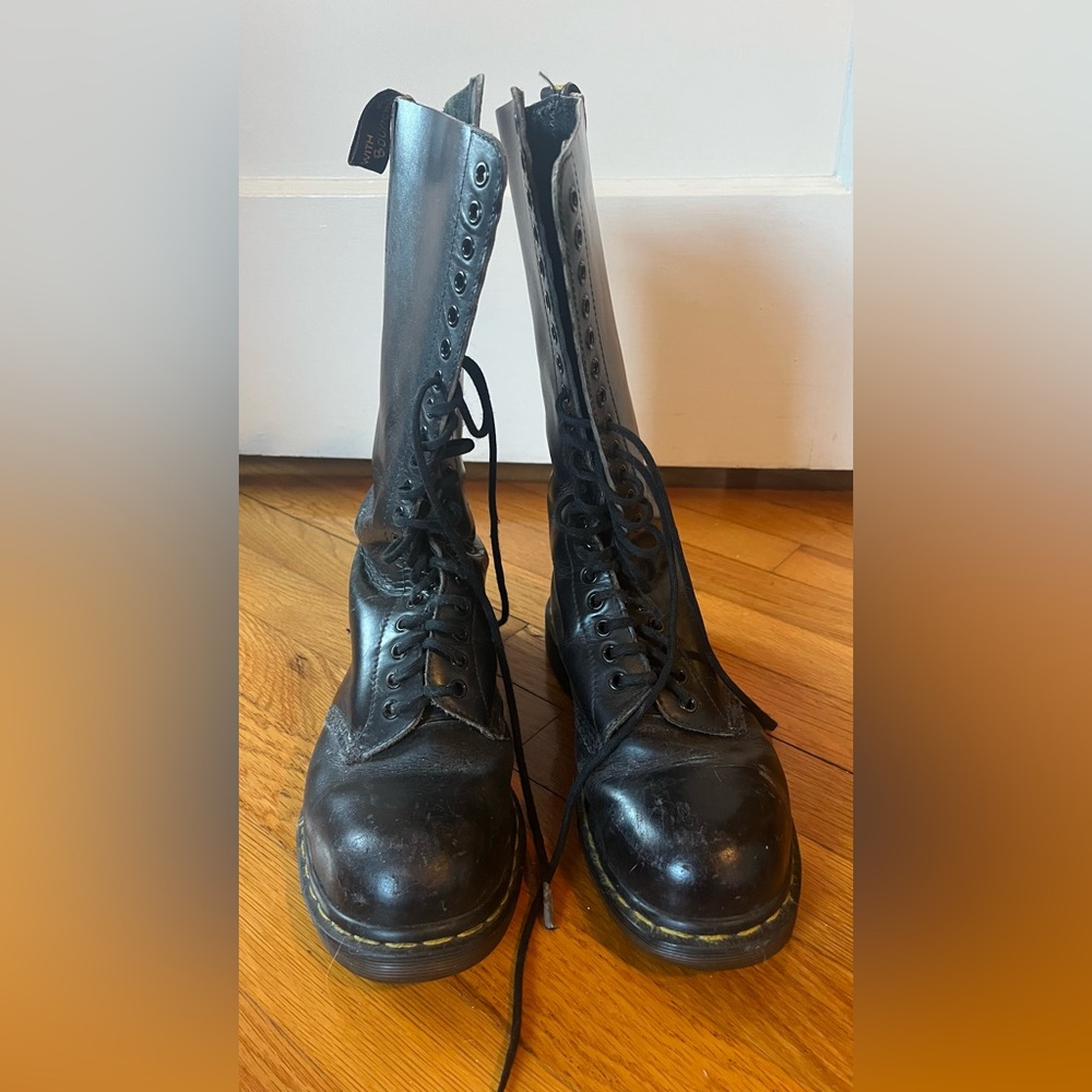 RARE Dr. Martens 20 eyelet steel toe boots
